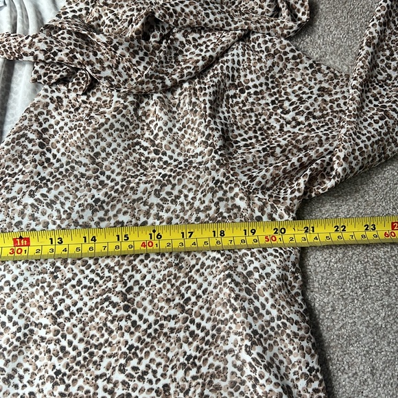 DR2 Size L Animal Print Tie neck blouse V-neck button front brown and tan 12/14 - Picture 8 of 11